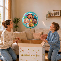 Moeder en jongen pakken een Cocomelon-ballon van 46 cm met JJ en zijn vrienden uit een cadeaudoos.