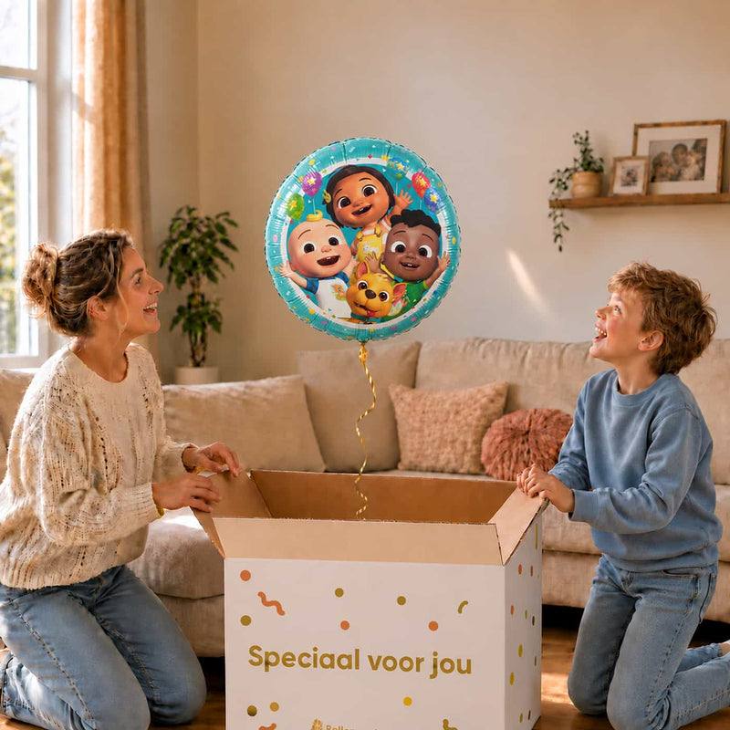 Moeder en jongen pakken een Cocomelon-ballon van 46 cm met JJ en zijn vrienden uit een cadeaudoos.