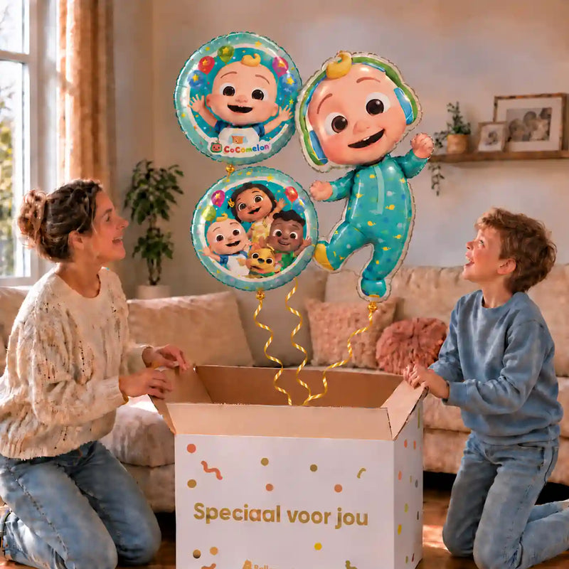 Cocomelon Trosje Blauw/Wit/Groen – 76 cm: moeder en zoon pakken het heliumgevulde ballonnentrosje uit een Speciaal voor jou-doos, met natuurlijk gekrulde gouden linten.