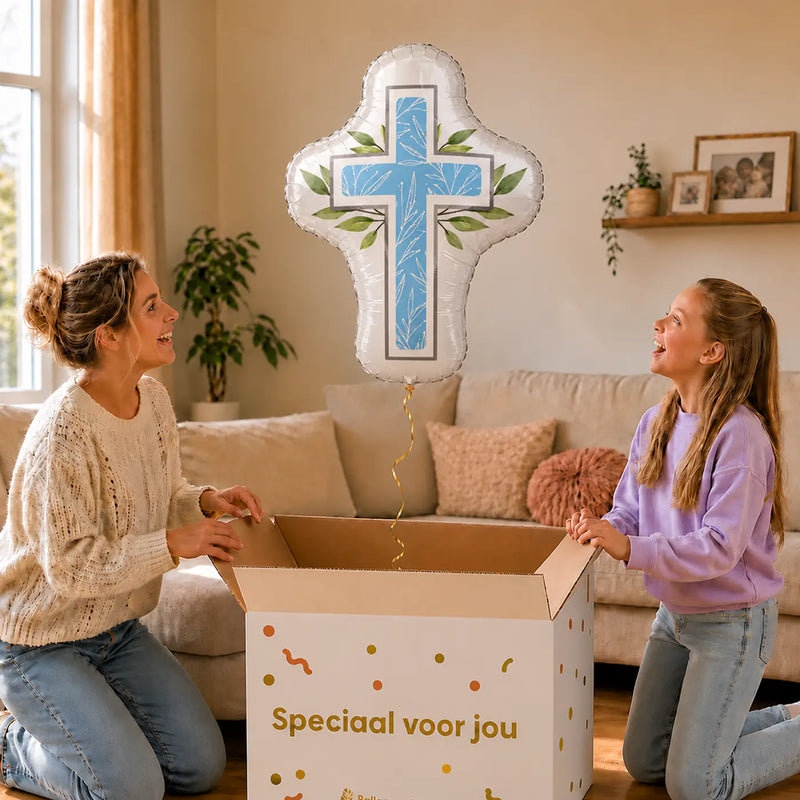 Communie Kruis Helium XL Ballon – uitpakmoment met moeder en meisje in een warme woonkamer – Ballonnenshop.nl