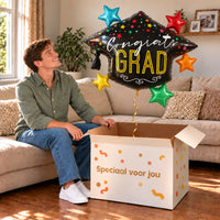 Congrats Grad Afstudeerhoed Ballon gevuld met helium, feestelijk uit een cadeaudoos in een warme woonkamer