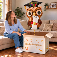 Congrats Grad Uil Ballon gevuld met helium, feestelijk uit een cadeaudoos in een warme woonkamer