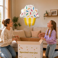 Cupcake Helium XL Ballon – uitpakmoment met moeder en meisje in een warme woonkamer – Ballonnenshop.nl