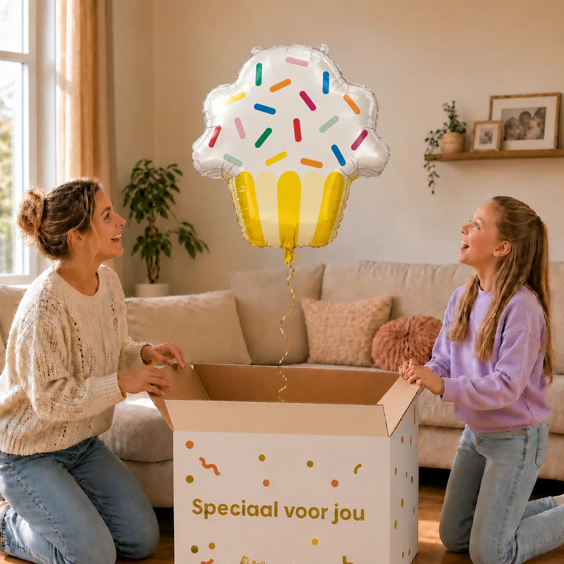 Cupcake Helium XL Ballon – uitpakmoment met moeder en meisje in een warme woonkamer – Ballonnenshop.nl