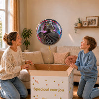 Moeder en jongen bekijken een Darth Vader-ballon van 46 cm met Star Wars-opdruk boven een geopende cadeaudoos.