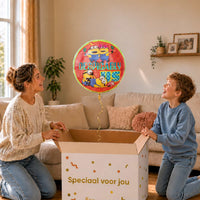 Moeder en jongen bekijken de ballon Despicably Us Minion Ballon in zacht warm licht boven de geopende cadeaudoos ‘Speciaal voor jou’.