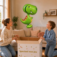 Dino Helium XL Ballon – uitpakmoment met moeder en jongetje in een warme woonkamer – Ballonnenshop.nl