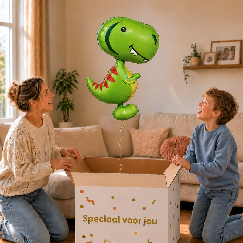Dino Helium XL Ballon – uitpakmoment met moeder en jongetje in een warme woonkamer – Ballonnenshop.nl