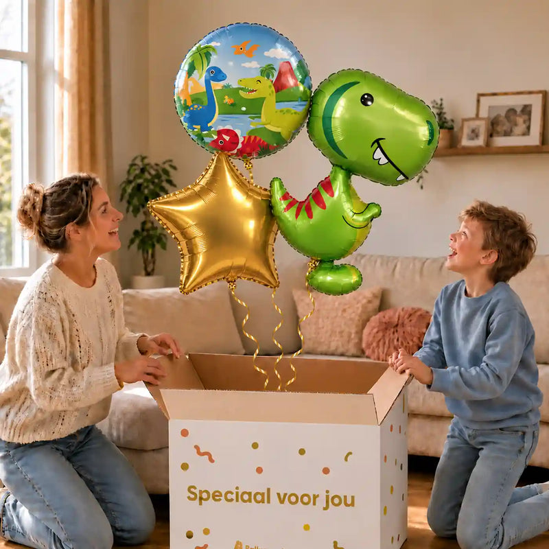 Dino Trosje Goud/Blauw/Groen/Rood: moeder en zoon pakken het heliumgevulde ballonnentrosje uit een Speciaal voor jou-doos, met natuurlijk gekrulde gouden linten.