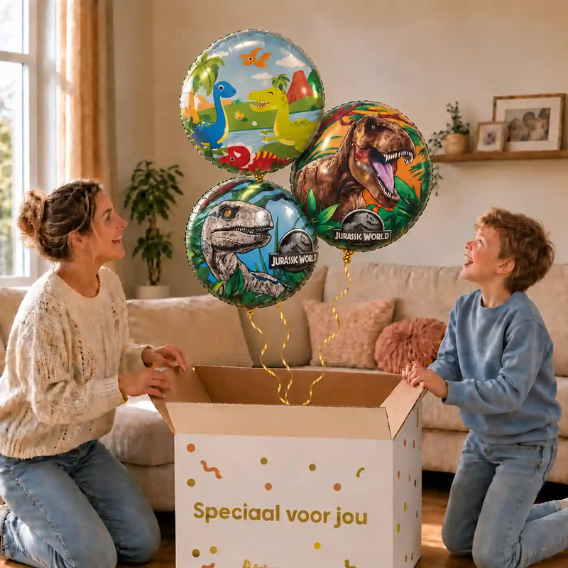 Dinosaurus Trosje Blauw/Groen/Rood: moeder en zoon pakken het heliumgevulde ballonnentrosje uit een Speciaal voor jou-doos, met natuurlijk gekrulde gouden linten.