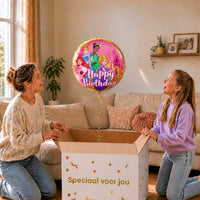 Moeder en meisje bekijken een Disney Prinsessen Happy Birthday heliumballon van 46 cm boven de geopende cadeaudoos.