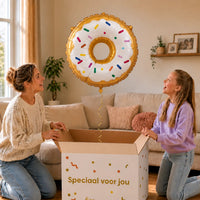 Donut Helium Ballon – uitpakmoment met moeder en meisje in een warme woonkamer – Ballonnenshop.nl