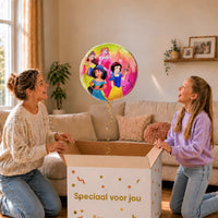 Moeder en meisje bekijken de ballon Disney Prinsessen Ballon in zacht warm licht boven de geopende cadeaudoos ‘Speciaal voor jou’.