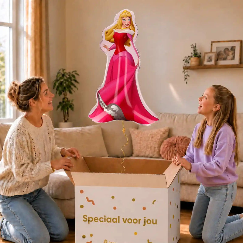 Moeder en meisje bekijken een Doornroosje-ballon van 86 cm met gouden lint boven de geopende cadeaudoos ‘Speciaal voor jou’.