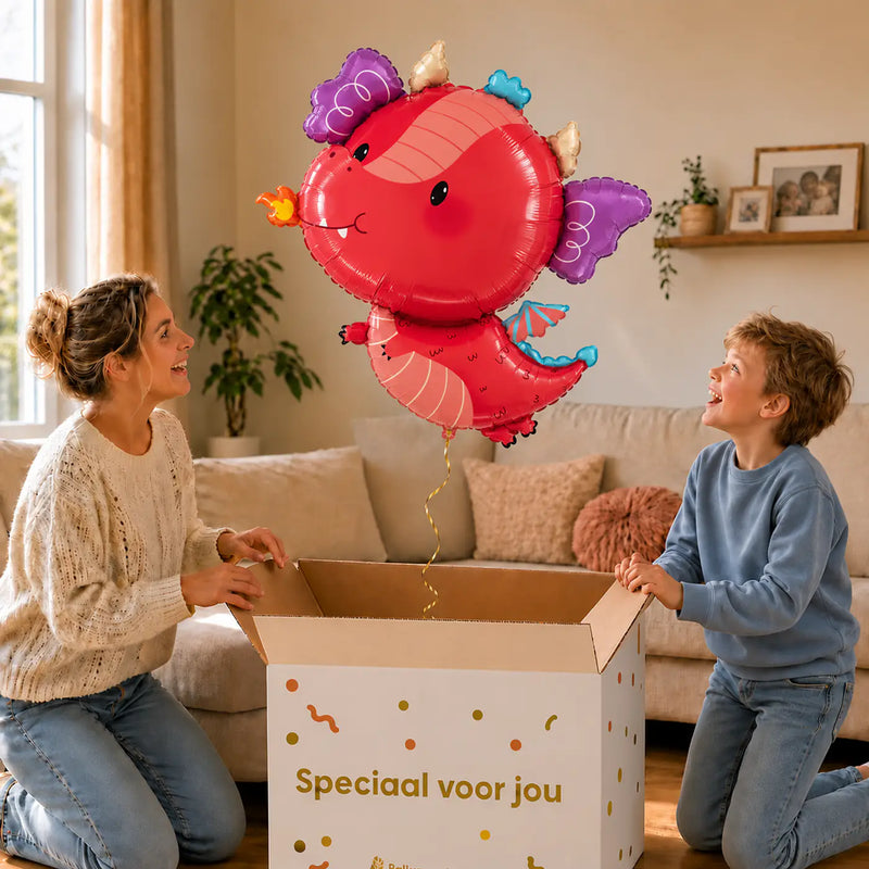Draak Dino Helium XL Ballon – uitpakmoment met moeder en jongetje in een warme woonkamer – Ballonnenshop.nl