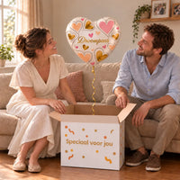 Uitpakmoment met Droompaar Helium Ballon uit een cadeaudoos van Ballonnenshop.nl