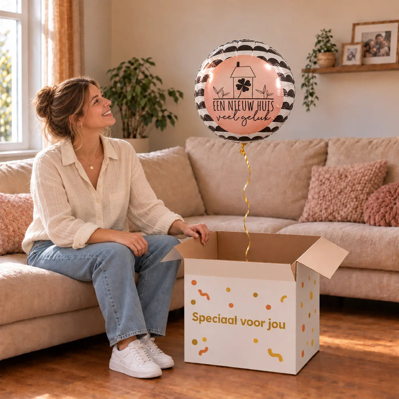 Uitpakmoment met Een Nieuw Huis Veel Geluk Ballon uit een cadeaudoos van Ballonnenshop.nl