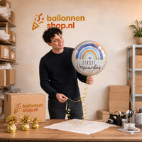 Jesse houdt de Eerste Verjaardag Helium Ballon vast in de warme werkplaats van Ballonnenshop.nl.