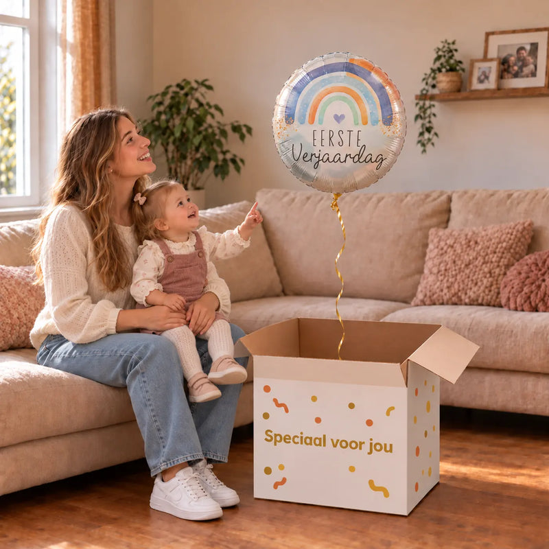 Uitpakmoment met Eerste Verjaardag Helium Ballon uit een cadeaudoos van Ballonnenshop.nl