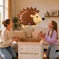 Egel Helium XL Ballon – uitpakmoment met moeder en meisje in een warme woonkamer – Ballonnenshop.nl