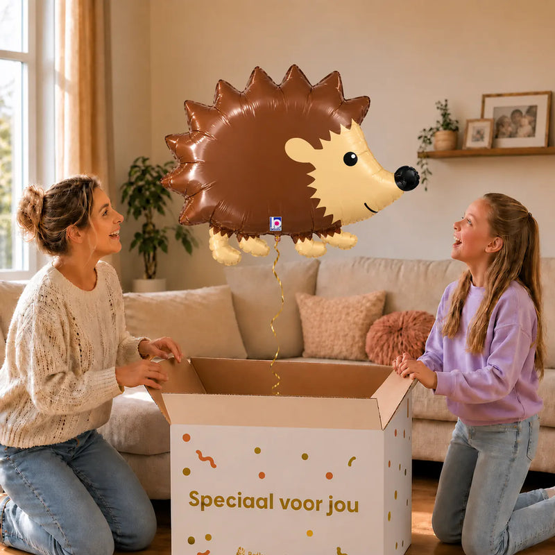 Egel Helium XL Ballon – uitpakmoment met moeder en meisje in een warme woonkamer – Ballonnenshop.nl