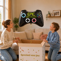 Epic Birthday Game Controller XL – uitpakmoment met moeder en jongetje in een warme woonkamer – Ballonnenshop.nl