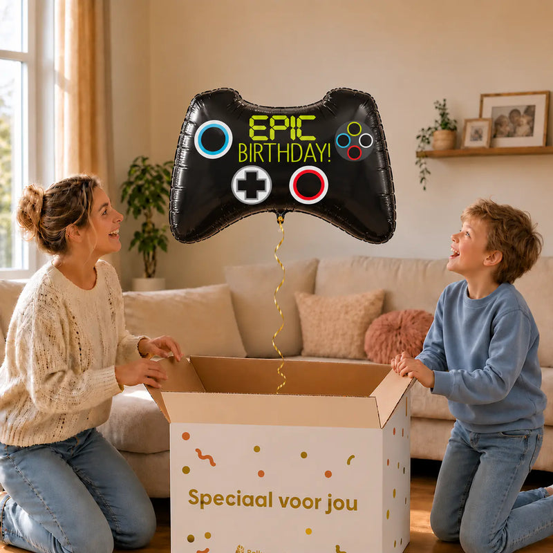 Epic Birthday Game Controller XL – uitpakmoment met moeder en jongetje in een warme woonkamer – Ballonnenshop.nl