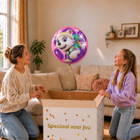 Moeder en meisje bekijken een Everest Paw Patrol heliumballon van 46 cm boven de geopende cadeaudoos.