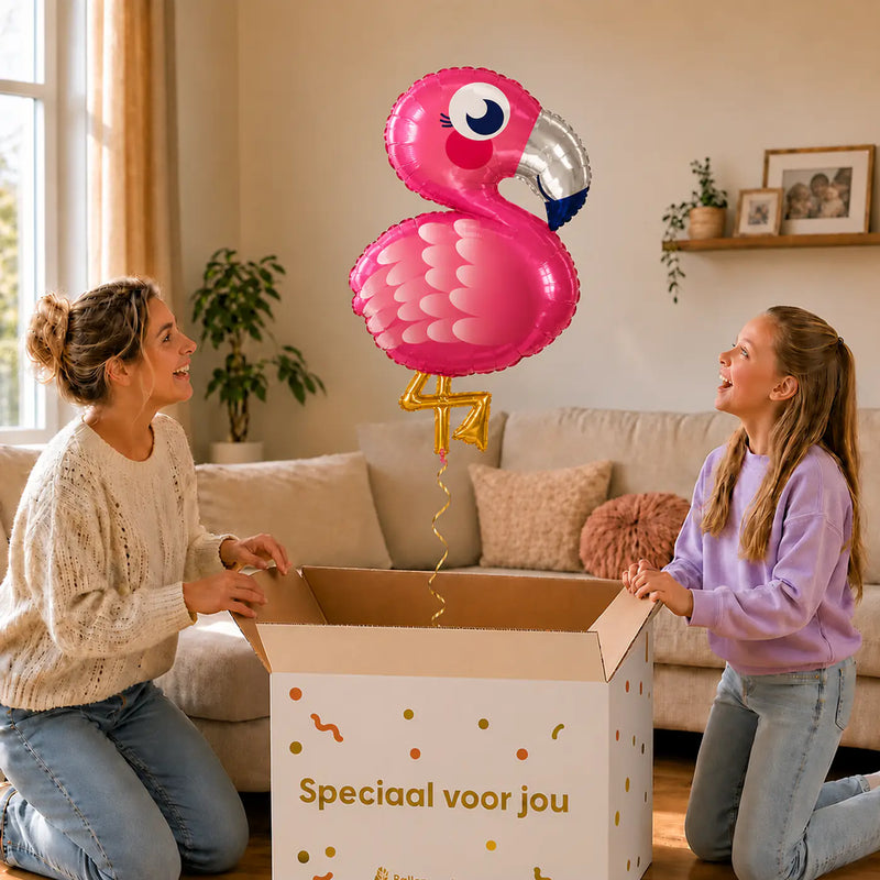 Flamingo Helium XL Ballon – uitpakmoment met moeder en meisje in een warme woonkamer – Ballonnenshop.nl