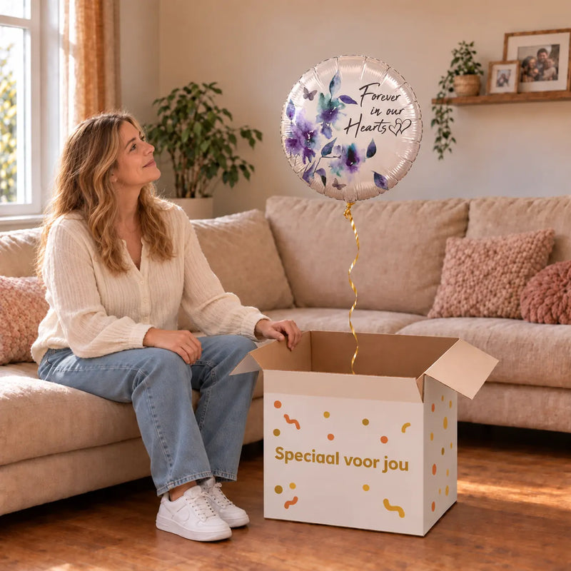 Uitpakmoment met Forever In Our Hearts Ballon uit een cadeaudoos van Ballonnenshop.nl