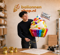 Jesse houdt de Happy Birthday Cupcake XL ballon vast