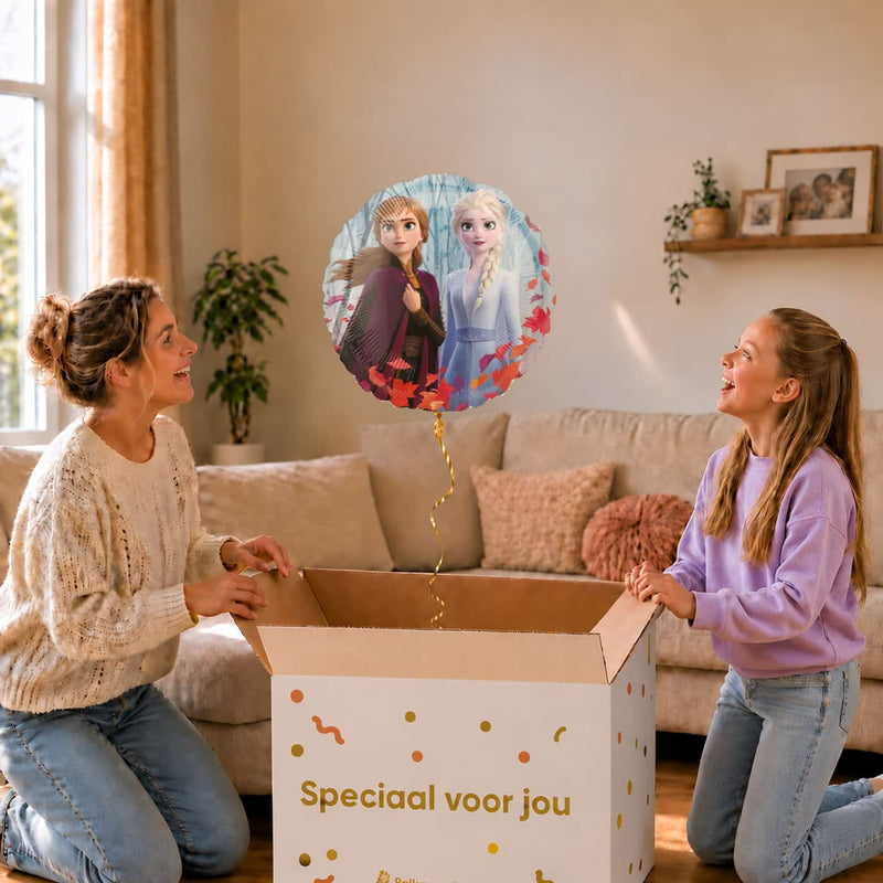Moeder en meisje bekijken de ballon Frozen Elsa en Anna Helium Ballon in zacht warm licht boven de geopende cadeaudoos ‘Speciaal voor jou’.
