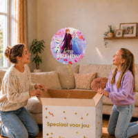 Moeder en meisje bekijken de ballon Frozen Happy Birthday Ballon in zacht warm licht boven de geopende cadeaudoos ‘Speciaal voor jou’.