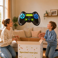Game Controller Helium Ballon – uitpakmoment met moeder en jongetje in een warme woonkamer – Ballonnenshop.nl