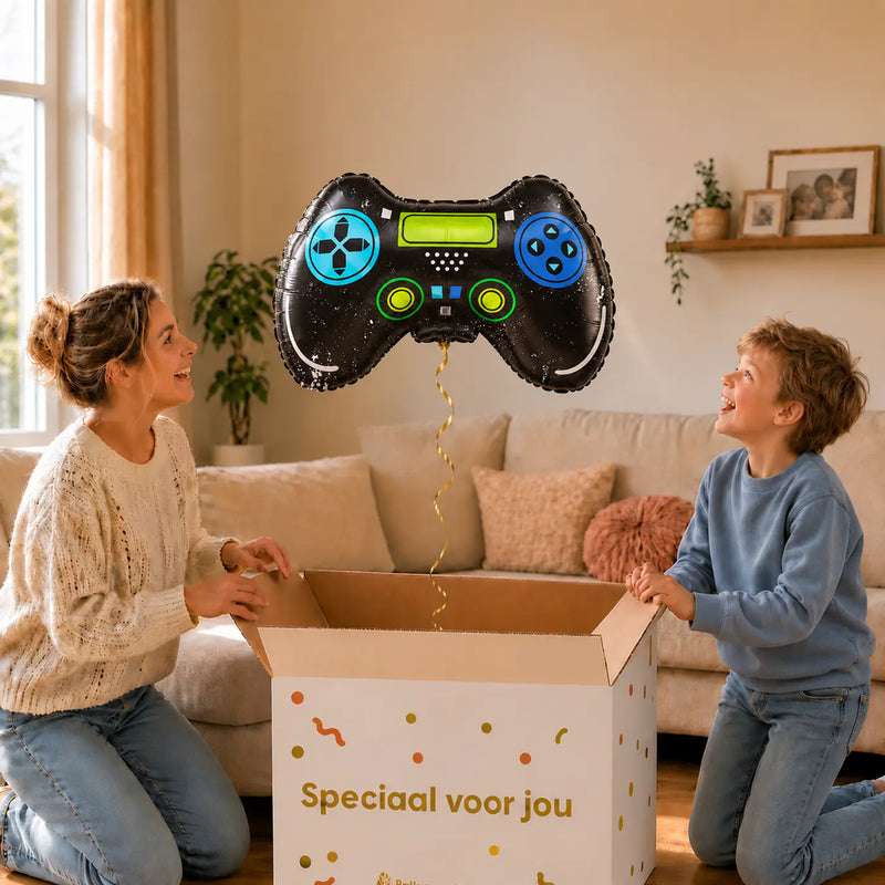 Game Controller Helium Ballon – uitpakmoment met moeder en jongetje in een warme woonkamer – Ballonnenshop.nl