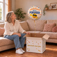 Uitpakmoment met Gefeliciteerd Met Je Pensioen uit een cadeaudoos van Ballonnenshop.nl