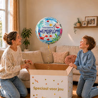 Moeder en jongen bekijken een lichtblauwe heliumballon van 46 cm met de tekst Gefeliciteerd met je zwemdiploma boven de cadeaudoos.