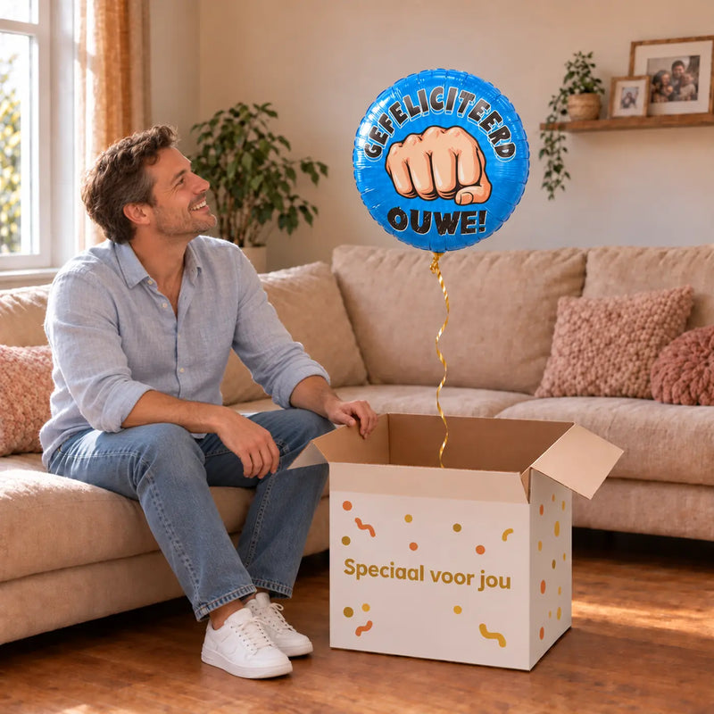 Uitpakmoment met Gefeliciteerd Ouwe ballon uit een cadeaudoos van Ballonnenshop.nl