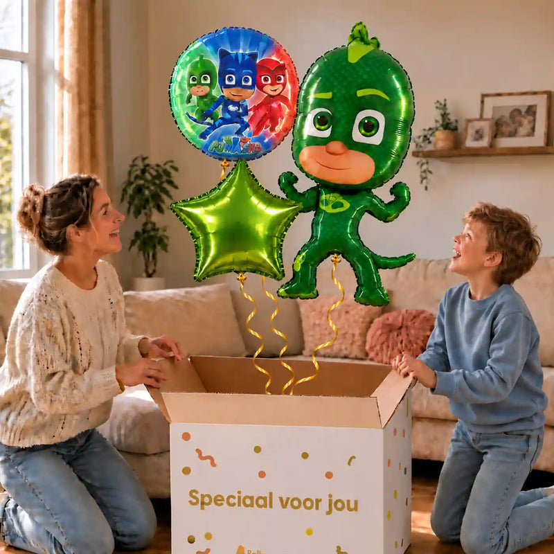 Gekko PJ Masks Trosje: moeder en zoon pakken het heliumgevulde ballonnentrosje uit een Speciaal voor jou-doos, met natuurlijk gekrulde gouden linten.