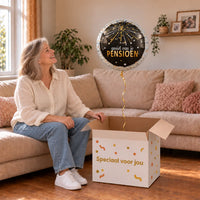 Uitpakmoment met Geniet Van Je Pensioen Ballon uit een cadeaudoos van Ballonnenshop.nl