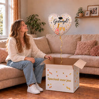 Uitpakmoment met Geslaagd Champagne Hart Ballon uit een cadeaudoos van Ballonnenshop.nl