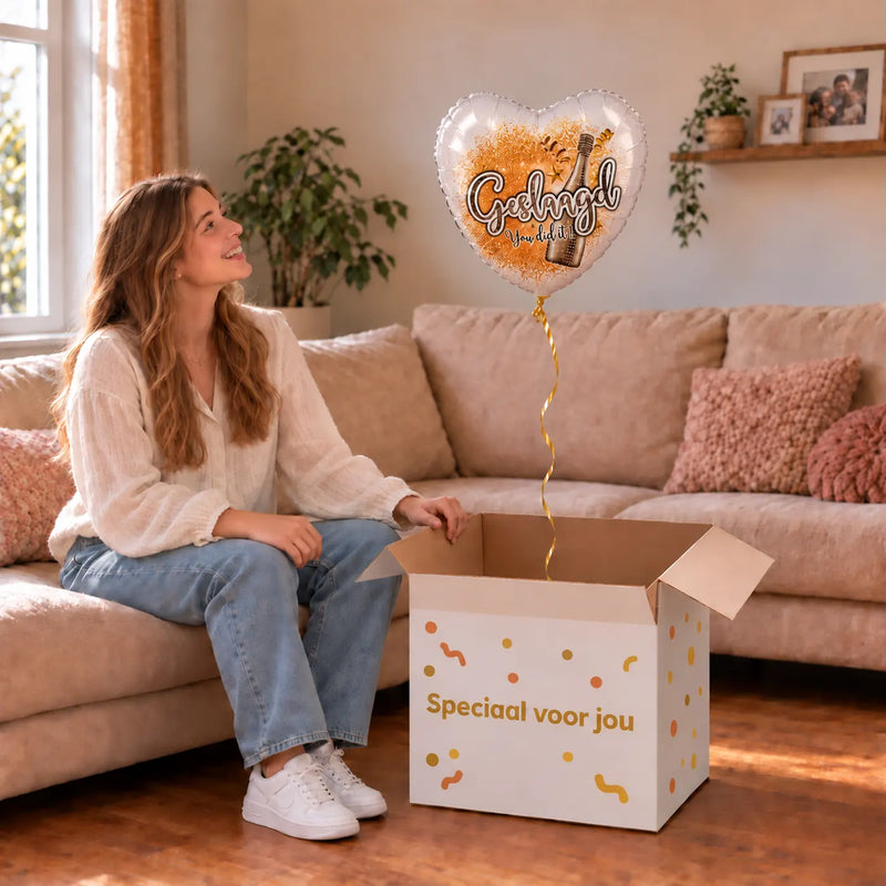 Uitpakmoment met Geslaagd You Did It Helium Ballon uit een cadeaudoos van Ballonnenshop.nl