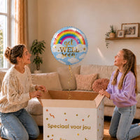 Moeder en meisje bekijken een Get Well Soon heliumballon van 45 cm met een regenboog en wolken boven de cadeaudoos.