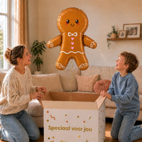 Gingerbread Mannetje XL Ballon – uitpakmoment met moeder en jongetje in een warme woonkamer – Ballonnenshop.nl