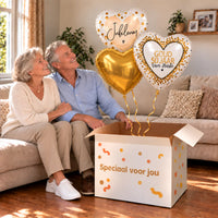 Een feestelijk huwelijksmoment met Goud 50 Jaar Jubileum Trosje Goud boven een open Speciaal voor jou-doos in een warme woonkamer.