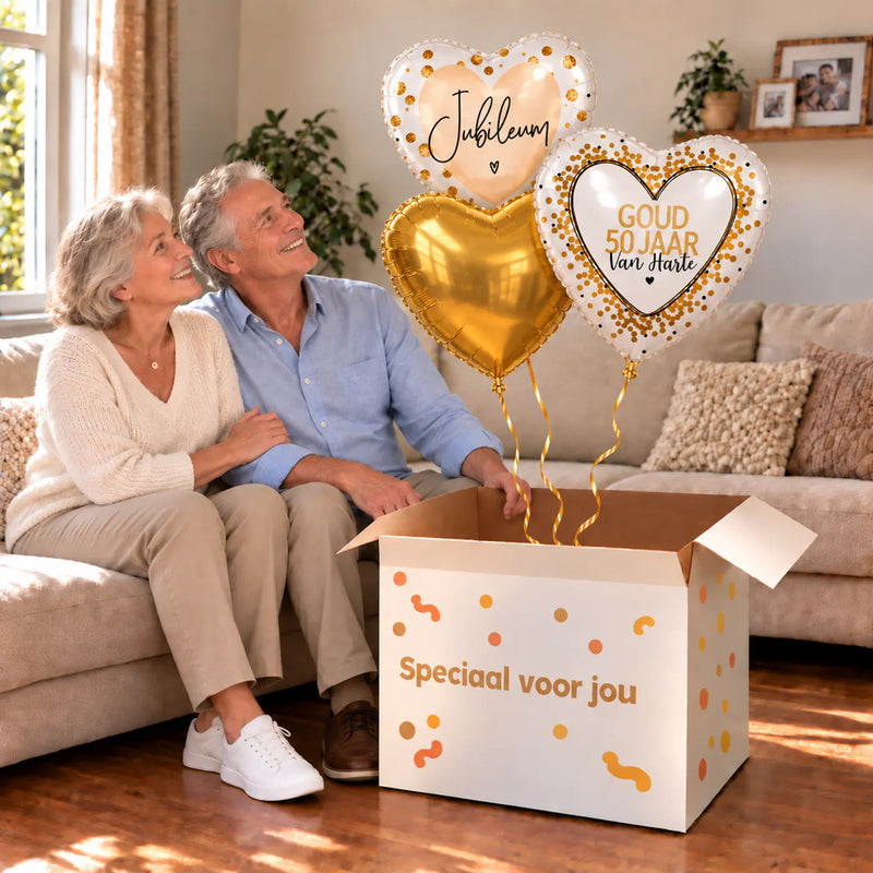 Een feestelijk huwelijksmoment met Goud 50 Jaar Jubileum Trosje Goud boven een open Speciaal voor jou-doos in een warme woonkamer.