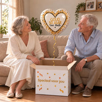Uitpakmoment met Goud 50 Jarig Huwelijk Ballon uit een cadeaudoos van Ballonnenshop.nl