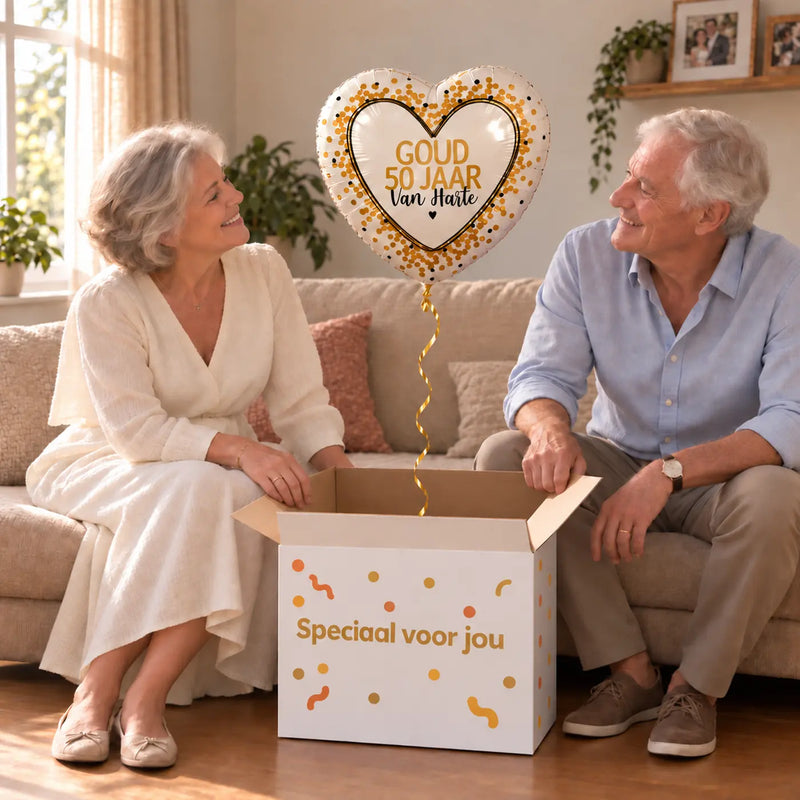 Uitpakmoment met Goud 50 Jarig Huwelijk Ballon uit een cadeaudoos van Ballonnenshop.nl