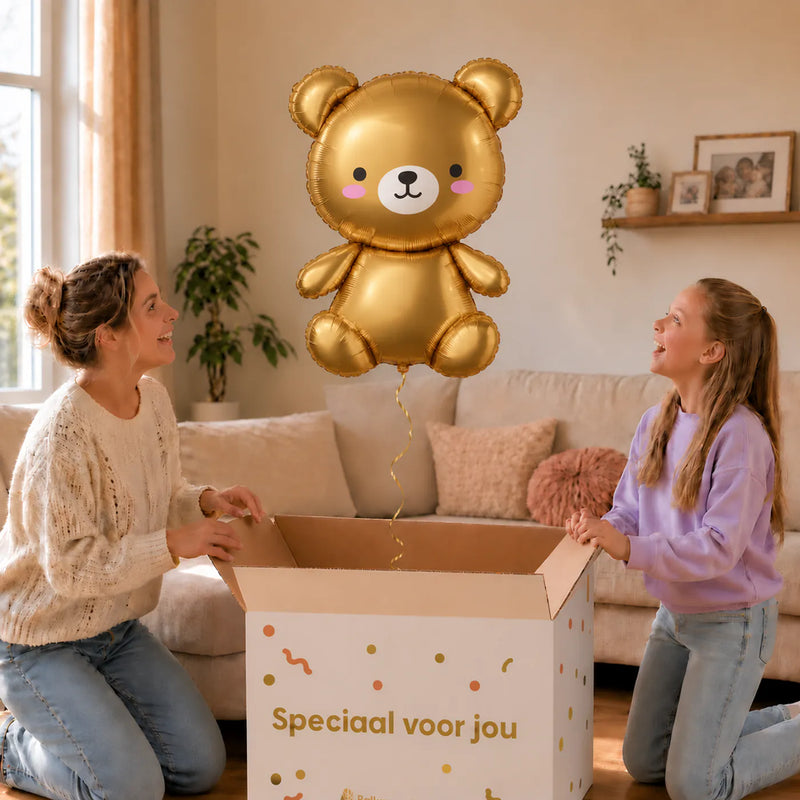 Gouden Teddybeer Helium XL Ballon – uitpakmoment met moeder en meisje in een warme woonkamer – Ballonnenshop.nl