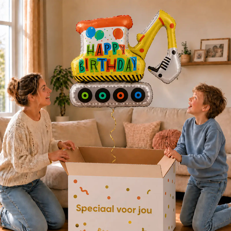 Graafmachine Happy Birthday heliumballon van 78 cm zweeft uit een ruime cadeaudoos bij moeder en jongetje – Ballonnenshop.nl